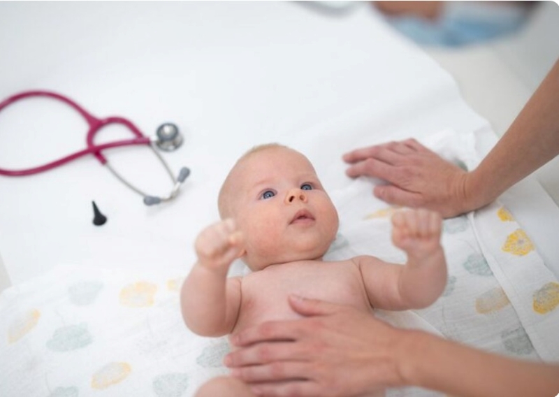 Cha mẹ cần đưa trẻ đi khám nếu xuất hiện các dấu hiệu bất thường toàn thân 
