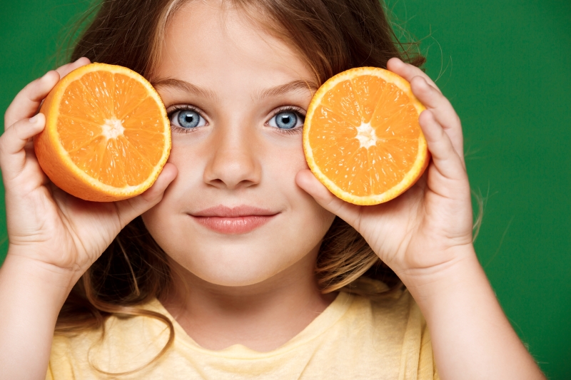Tăng cường các thực phẩm giàu vitamin C, vitamin K để giúp niêm mạc mũi khỏe mạnh