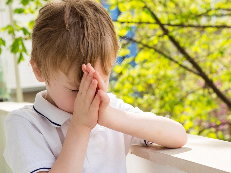 Ngay khi nhận thấy máu chảy, giúp trẻ ngồi dậy và cúi nhẹ đầu về phía trước