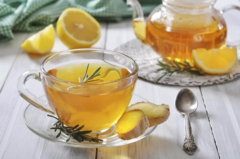 Uống trà gừng ấm sau bữa ăn là cách chữa sôi bụng tại nhà hiệu quả