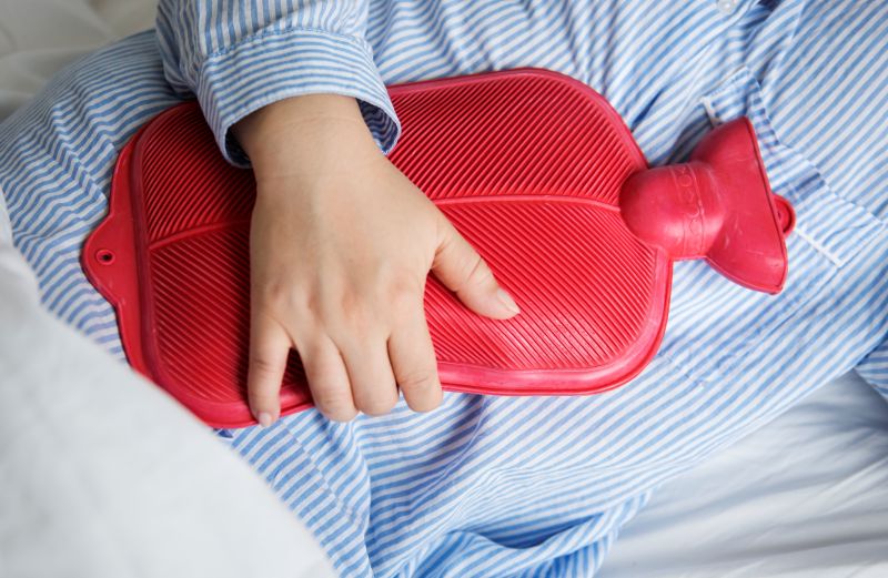 Chườm ấm bụng bằng túi chườm giúp giảm sôi bụng