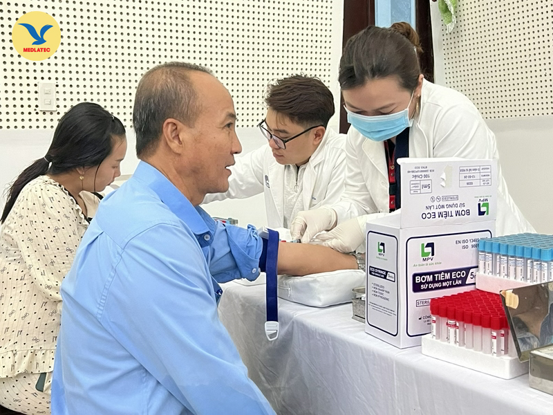 Các cán bộ của MEDLATEC hỗ trợ các đại biểu lấy máu làm xét nghiệm