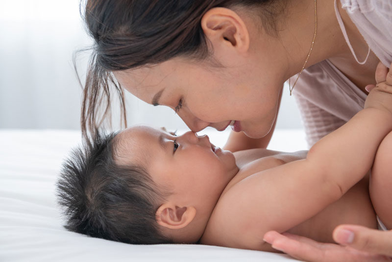 Trẻ 5 tháng tuổi đã biết nhận ra và tương tác với người xung quanh 