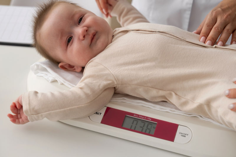 Trẻ 5 tháng tuổi nặng bao nhiêu kg là thắc mắc chung của nhiều ba mẹ 