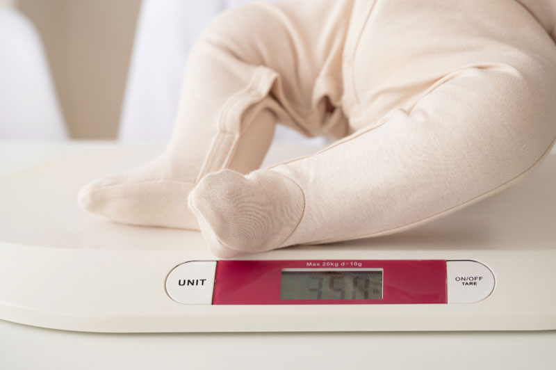Bé trai 5 tháng tuổi suy dinh dưỡng có cân nặng chưa đến 6kg