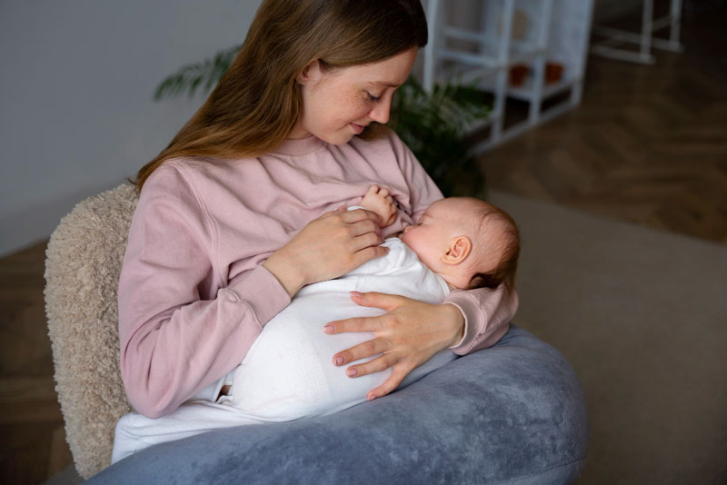 Ở giai đoạn 5 tháng tuổi, trẻ chủ yếu vẫn bú mẹ