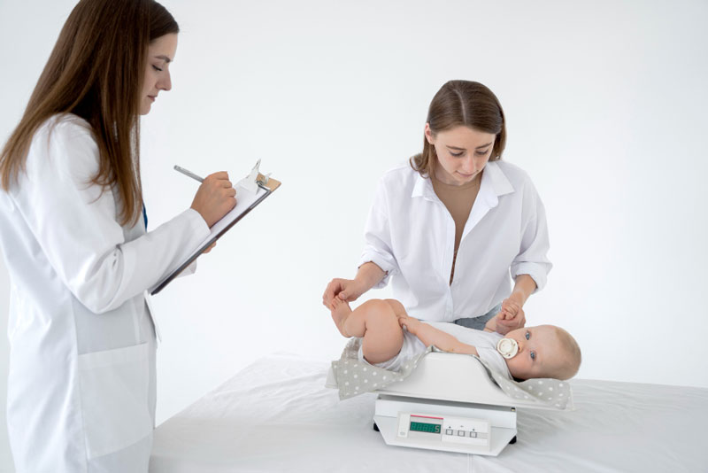 Trường hợp cân nặng của trẻ quá cao hoặc quá thấp so với độ tuổi, phụ huynh hãy đưa trẻ đi khám 