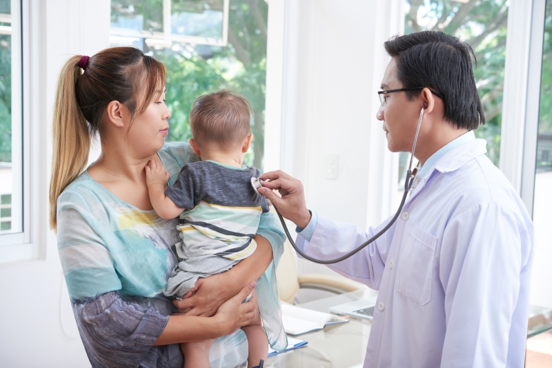 Khi trẻ bị sốt nên đưa trẻ đi khám sớm để có hướng điều trị phù hợp
