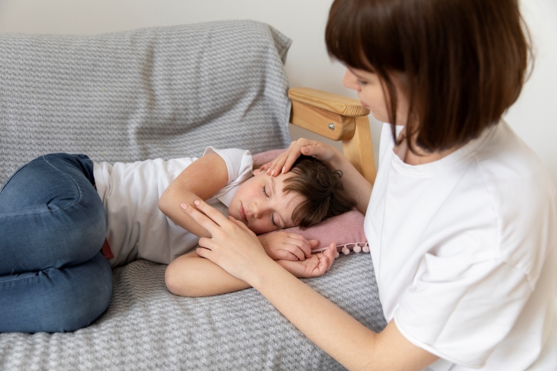 Không cho trẻ uống hoặc ăn bất cứ thứ gì trong lúc đang co giật
