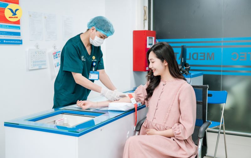 Mẹ bầu cần theo dõi sức khỏe định kỳ một cách chặt chẽ 