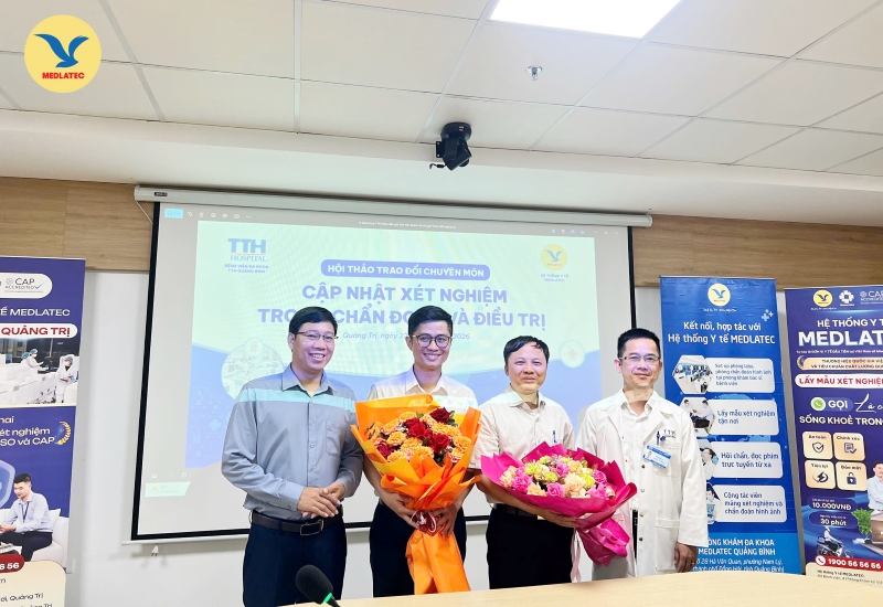 Ban lãnh đạo Bệnh viện TTH Quảng Bình gửi tặng đội ngũ báo cáo viên những bó hoa tươi thắm 
