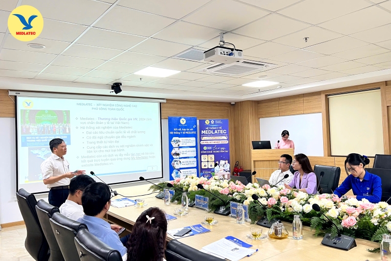 PGS.TS Nguyễn Thái Sơn - Giám đốc Hệ thống <a href='https://medlatec.vn/dich-vu/xet-nghiem-lay-mau-tai-nha' title='Xét nghiệm MEDLATEC'>Xét nghiệm MEDLATEC</a> trình bày 02 bài báo cáo giá trị tại hội nghị 