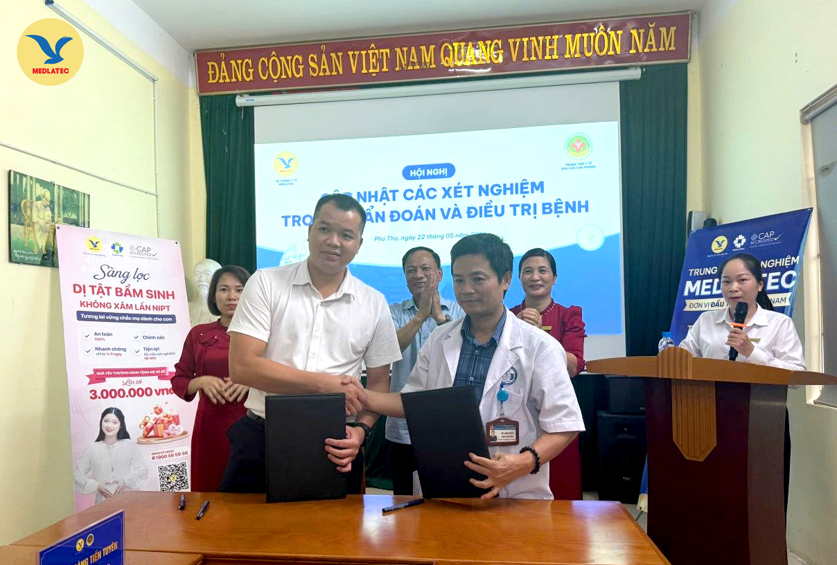 Đại diện lãnh đạo hai đơn vị ký kết hợp tác trong việc nâng cao hợp tác chuyên môn, mang lại nhiều lợi ích cho người bệnh