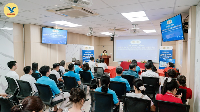 Quang cảnh nơi diễn ra chương trình ký kết chăm sóc sức khỏe miễn phí cho cán bộ, đoàn viên, người lao động phường Hồng Hà