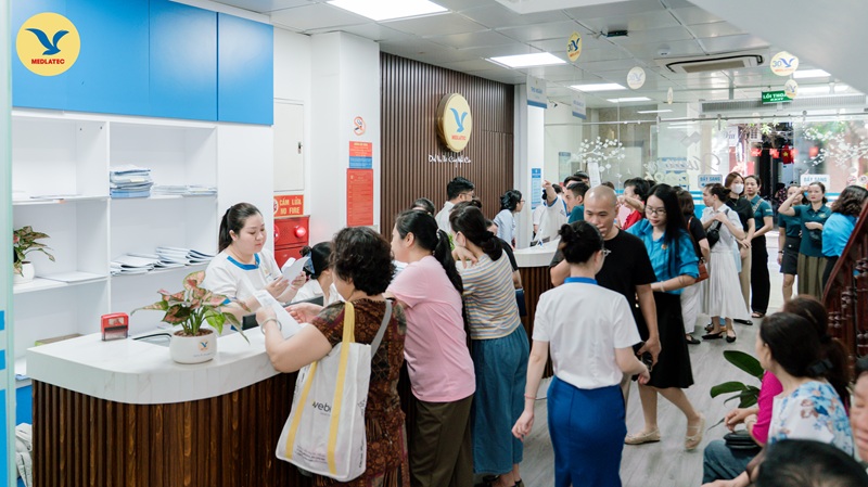 Đông đảo cán bộ, đoàn viên, người lao động trên địa bàn phường Hồng Hà đến MEDLATEC để thăm khám sức khỏe trong khuôn khổ chương trình