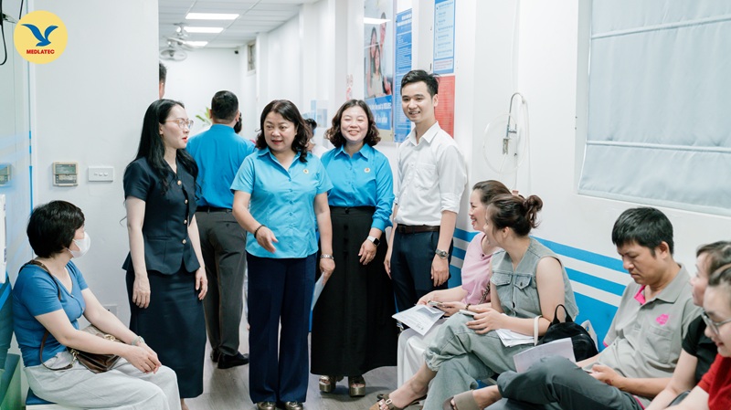 Lãnh đạo hai đơn vị đi thăm hỏi, động viên đội ngũ y bác sĩ và cán bộ, người lao động tham dự chương trình thăm khám sức khỏe
