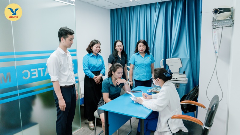 Lãnh đạo hai đơn vị đi thăm hỏi, động viên đội ngũ y bác sĩ và cán bộ, người lao động tham dự chương trình thăm khám sức khỏe
