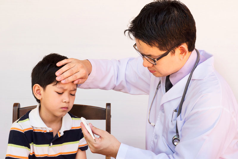 Nếu cơn sốt không có dấu hiệu thuyên giảm, phụ huynh hãy đưa trẻ đi khám