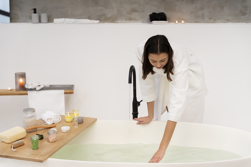 Rốn không được vệ sinh sạch sẽ trong quá trình tắm rửa hàng ngày có thể tích tụ bụi bẩn, tế bào chết và có mùi hôi