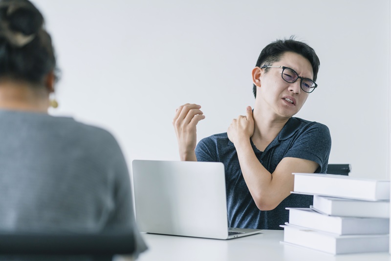 Bạn dễ bị đau mỏi cổ vai gáy nếu phải ngồi làm việc quá lâu với máy tính
