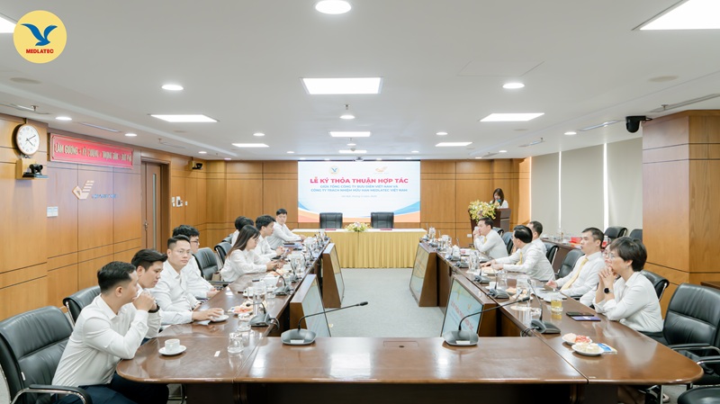 Quang cảnh diễn ra buổi lễ ký kết hợp tác giữa MEDLATEC và Vietnam Post