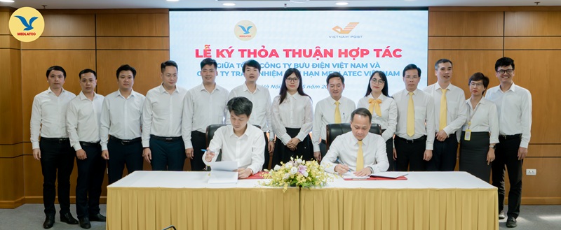 Lãnh đạo hai đơn vị thực hiện nghi thức ký kết hợp tác