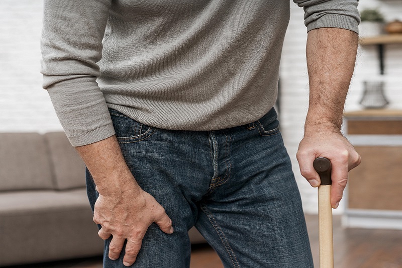 Thoái hóa khớp háng khiến người bệnh di chuyển khó khăn
