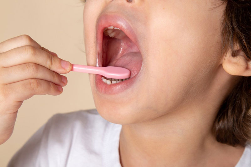 Nướu bị chà xát mạnh, tổn thương khi đánh răng cũng có thể khiến trẻ bị nhiệt miệng