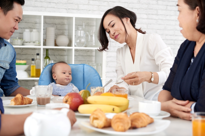 Cha mẹ nên chia nhỏ bữa ăn cho trẻ