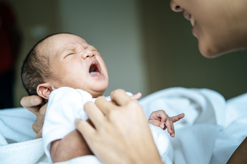 Cha mẹ có thể áp dụng cách vỗ ợ hơi sau khi bú