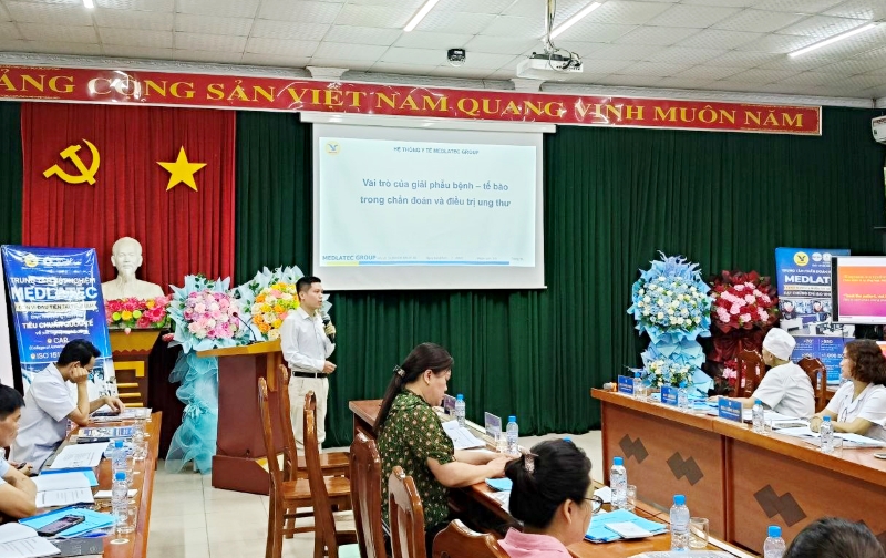 ThS.BS Nguyễn Văn Tuấn - Trung tâm Giải phẫu bệnh, Hệ thống Y tế MEDLATEC trình bày báo cáo với chủ đề “Vai trò của giải phẫu bệnh - tế bào trong chẩn đoán và điều trị ung thư”