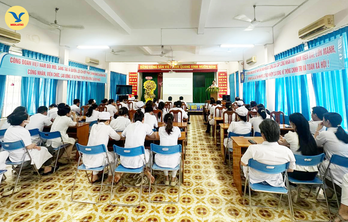 Đông đảo cán bộ, y bác sĩ của các bệnh viện đã tham gia hội thảo