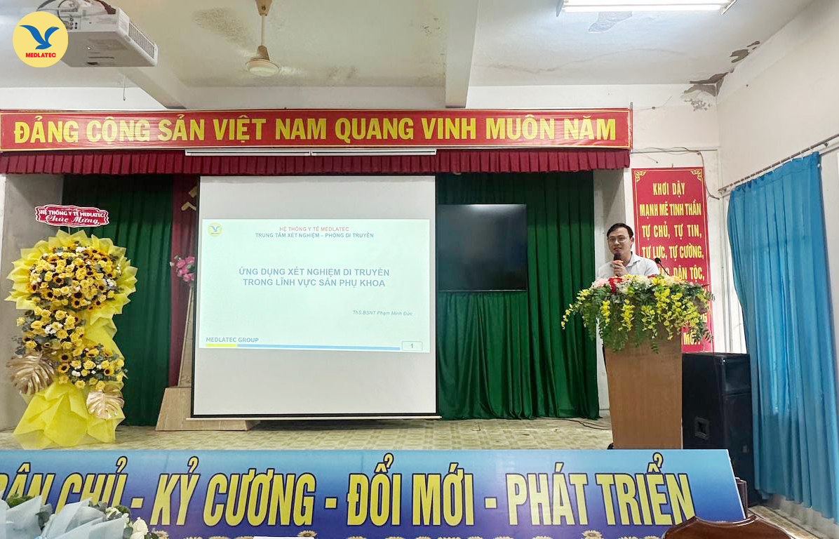 ThS.BSNT Phạm Minh Đức trình bày báo cáo chuyên môn tại hội thảo