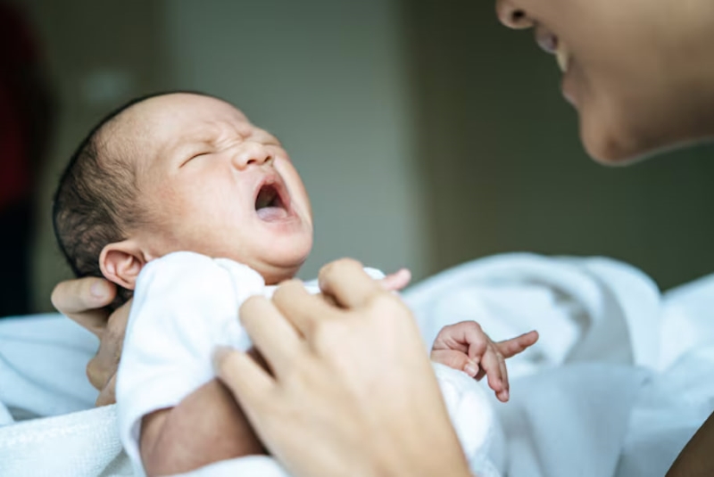 Hăm cổ kéo dài khiến vùng da dưới cằm của trẻ đỏ rát, nổi mụn li ti và dễ trợt da khi ma sát nhiều