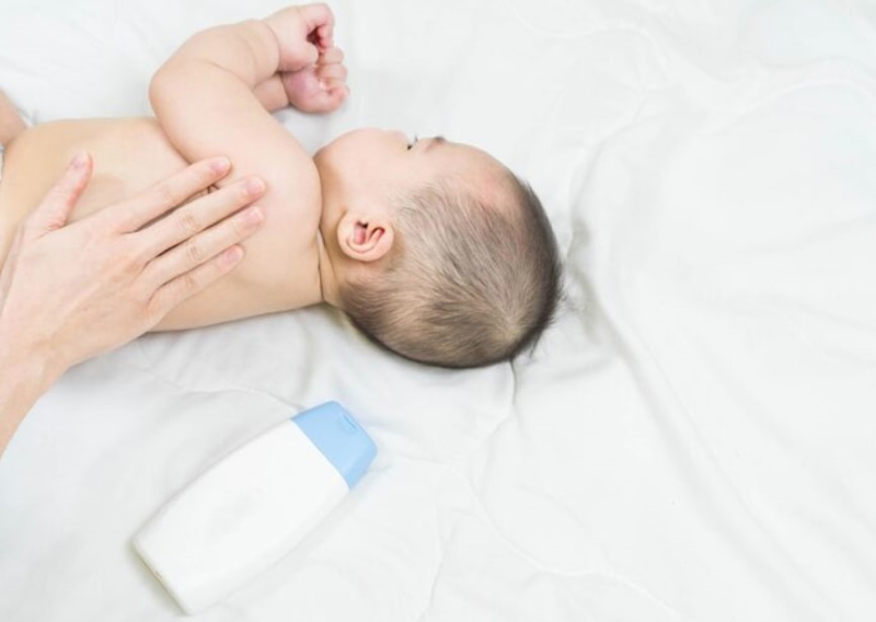 Cha mẹ không tự ý bôi thoa các loại kem lên da trẻ 