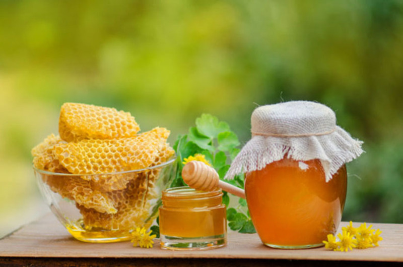 Mật ong nên bảo quản ở hũ thủy tinh để ở nơi thoáng mát