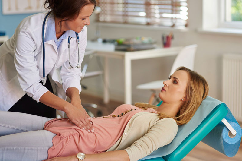 Nếu triệu chứng ra máu khi đi ngoài kéo dài, bạn nên đi kiểm tra sức khỏe