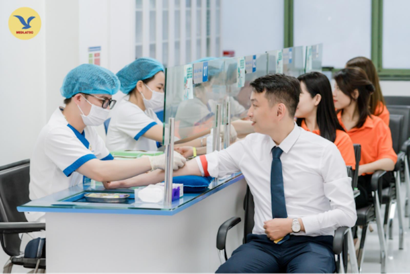 Khách hàng được nhân viên của MEDLATEC lấy máu xét nghiệm