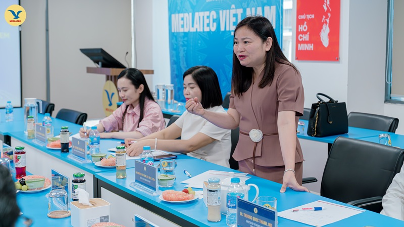 ThS.BSCKII Nguyễn Thị Kim Len - Phó Tổng Giám đốc MEDLATEC GROUP phát biểu tại buổi tiếp đoàn