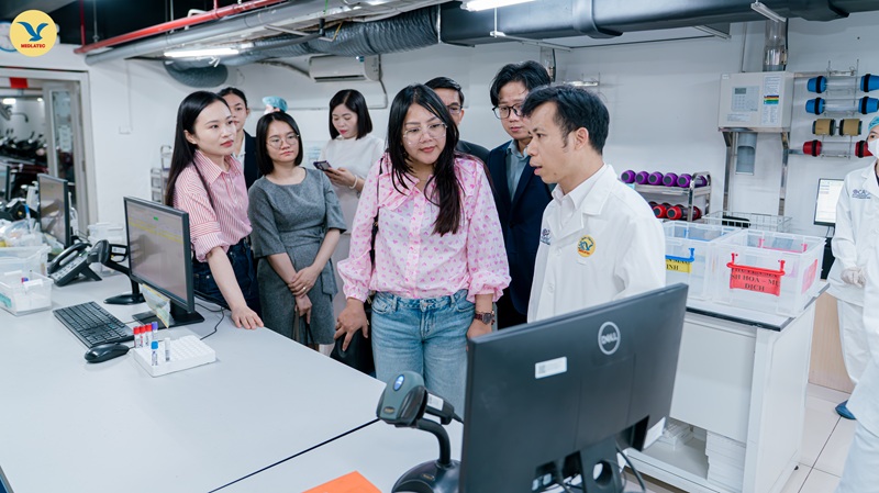 Đoàn công tác đi tham quan Trung tâm Xét nghiệm dưới sự hướng dẫn của ThS. Phạm Văn Ngãi - Phó Giám đốc Trung tâm
