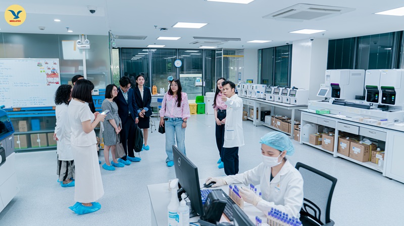 Đoàn công tác đi tham quan Trung tâm Xét nghiệm dưới sự hướng dẫn của ThS. Phạm Văn Ngãi - Phó Giám đốc Trung tâm