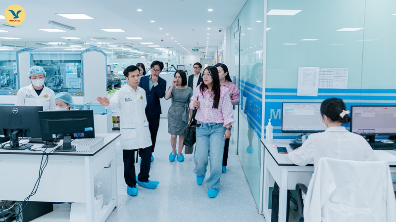 Đoàn công tác đi tham quan Trung tâm Xét nghiệm dưới sự hướng dẫn của ThS. Phạm Văn Ngãi - Phó Giám đốc Trung tâm