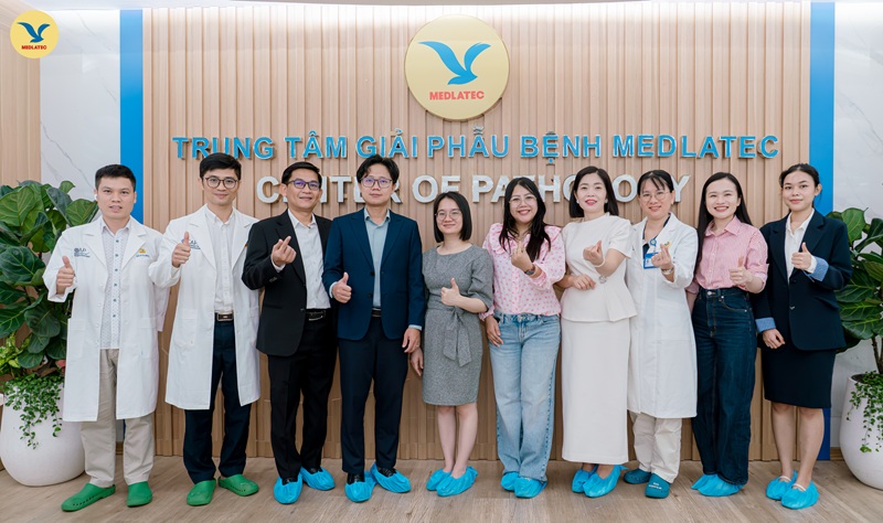 Các bác sĩ chụp ảnh lưu niệm tại Trung tâm Giải phẫu bệnh MEDLATEC