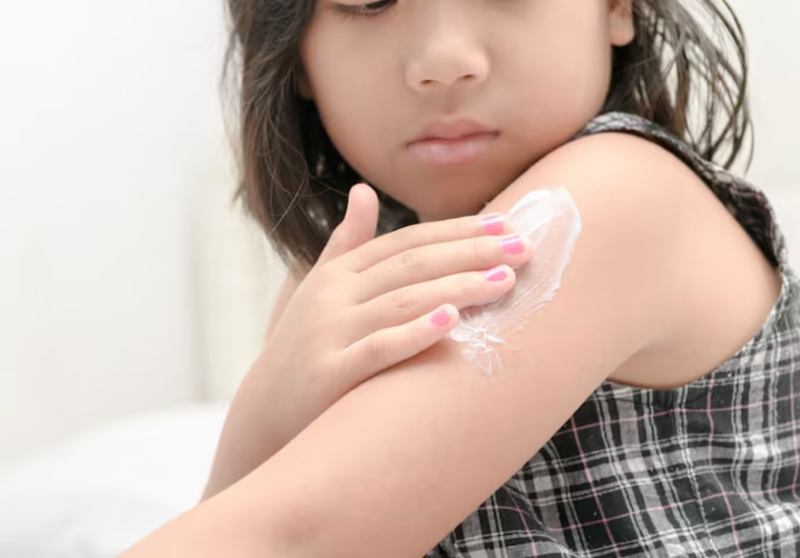 Trẻ cần được thăm khám nếu ngứa kéo dài dù da không nổi mẩn