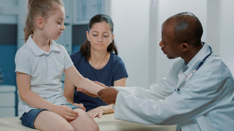 Dưỡng ẩm đều đặn giúp cải thiện tình trạng ngứa do khô da ở trẻ