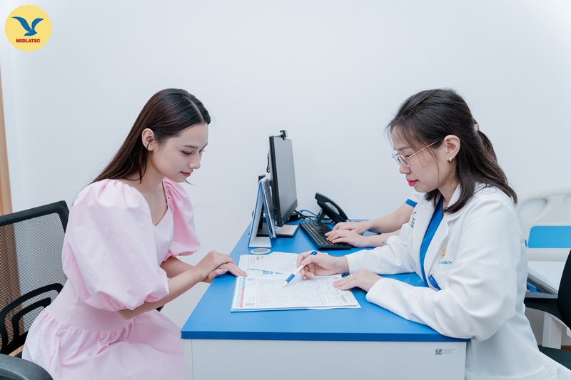 Bạn nên đi khám tại cơ sở y tế để biết chính xác mình có mang thai hay không