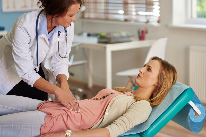 Khi tiểu rắt kéo dài kèm đau bụng, sốt hoặc tiểu ra máu, nữ giới nên đi khám sớm để tránh biến chứng