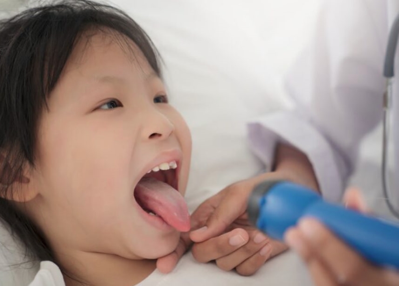 Cha mẹ nên đưa trẻ đi thăm khám kịp thời khi phát hiện bất thường