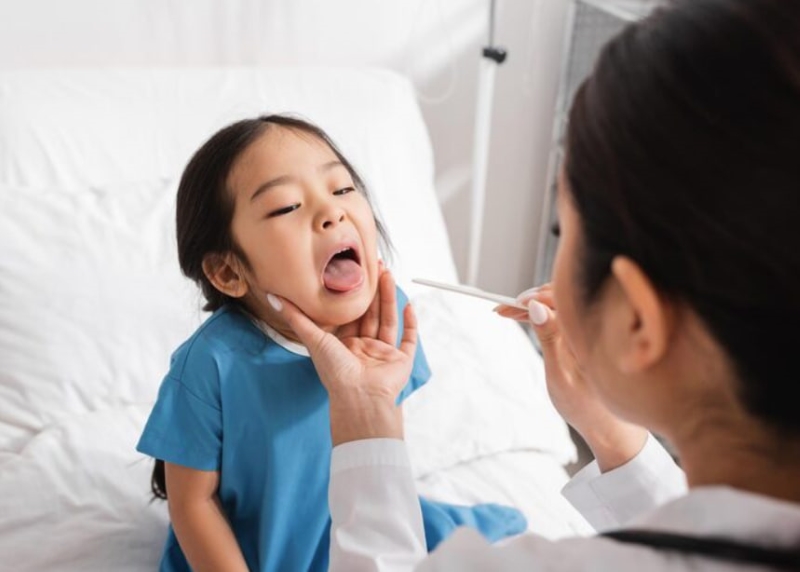 Viêm loét miệng aptor là nguyên nhân hàng đầu dẫn đến tình trạng nổi mụn ở lưỡi đau rát ở trẻ em 