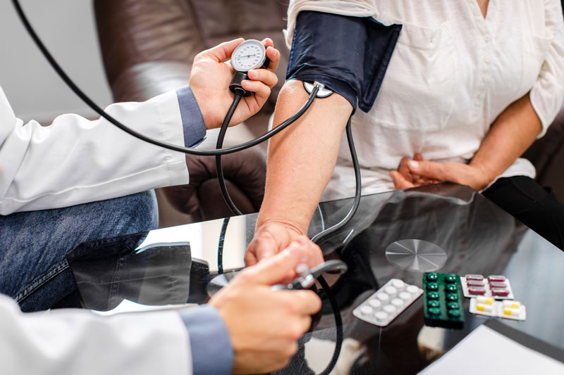 Uống thuốc và theo dõi huyết áp định kỳ để phòng ngừa các biến chứng nguy hiểm có thể xảy ra